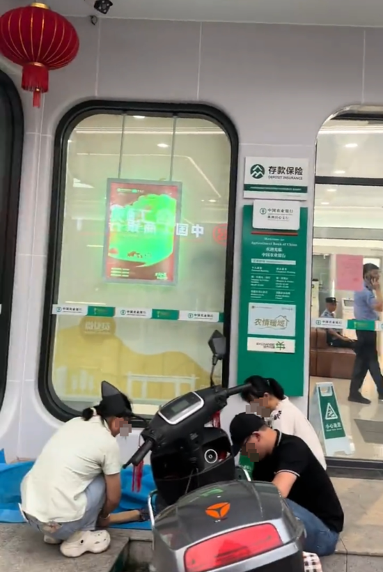 配资炒股平台官网 网友质疑病重老人抬到银行取款身亡系“碰瓷” 家属要求看监控证清白